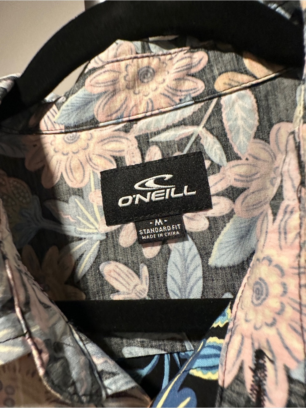 Medium | O’Neill | Black Floral Button-Up Shirt | Tropical Hawaiian - Picture 5 of 7